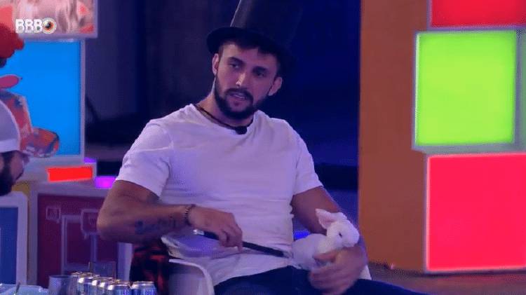 BBB 21: Arthur e o coelho "Projota" - Reprodução/Globoplay - Reprodução/Globoplay