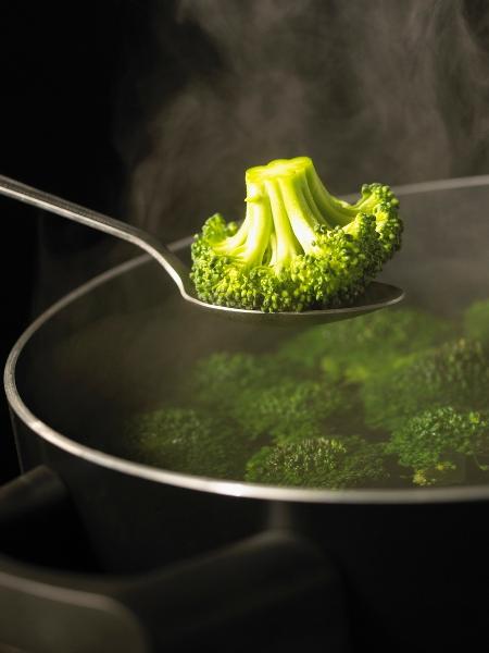 Brócolis: como todos os legumes verdes, entra na panela quando a água estiver fervendo - Daniel Heighton/Getty Images/iStockphoto