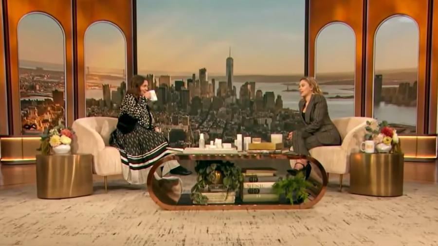 Scarlett Johansson é entrevistada por Drew Barrymore em seu talk show - Reprodução/Youtube