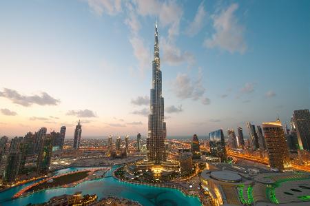 Vista panorâmica de Dubai com o Burj Khalifa, o edifício mais alto do mundo, ao centro