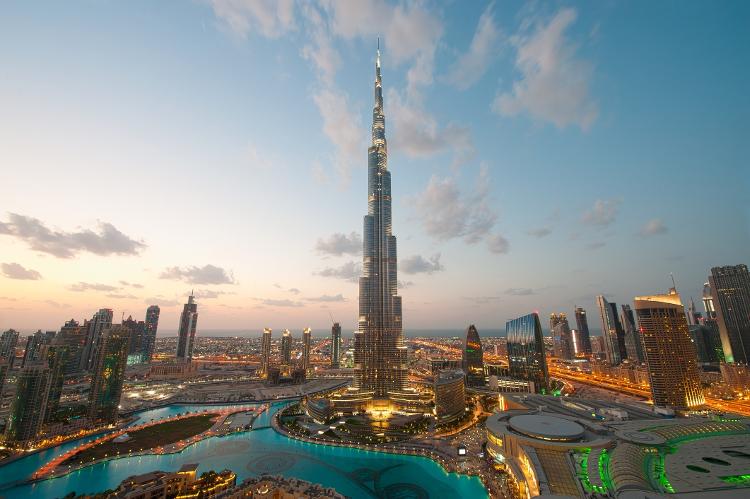 Vista panorâmica de Dubai com o Burj Khalifa, o edifício mais alto do mundo, ao centro
