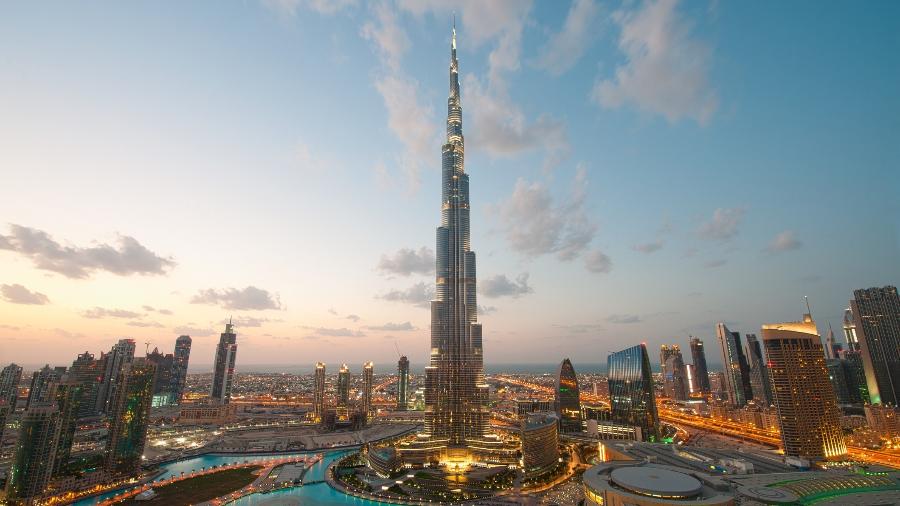 Vista panorâmica de Dubai com o Burj Khalifa, o edifício mais alto do mundo, ao centro - Getty Images