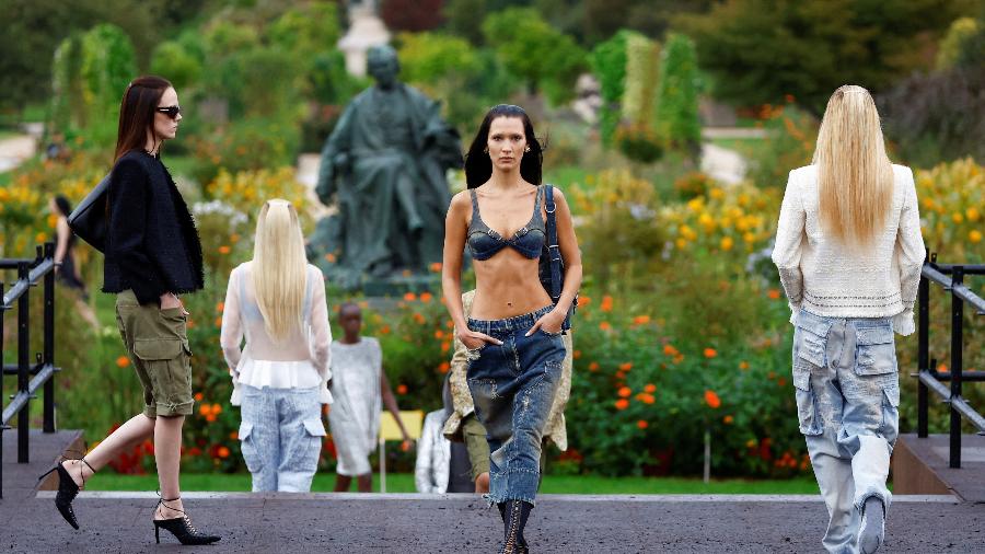 A top Bella Hadid durante o desfile de Primavera-Verão 2023 da Givenchy na Semana de Moda de Paris, realizado no domingo (2) - CHRISTIAN HARTMANN/REUTERS