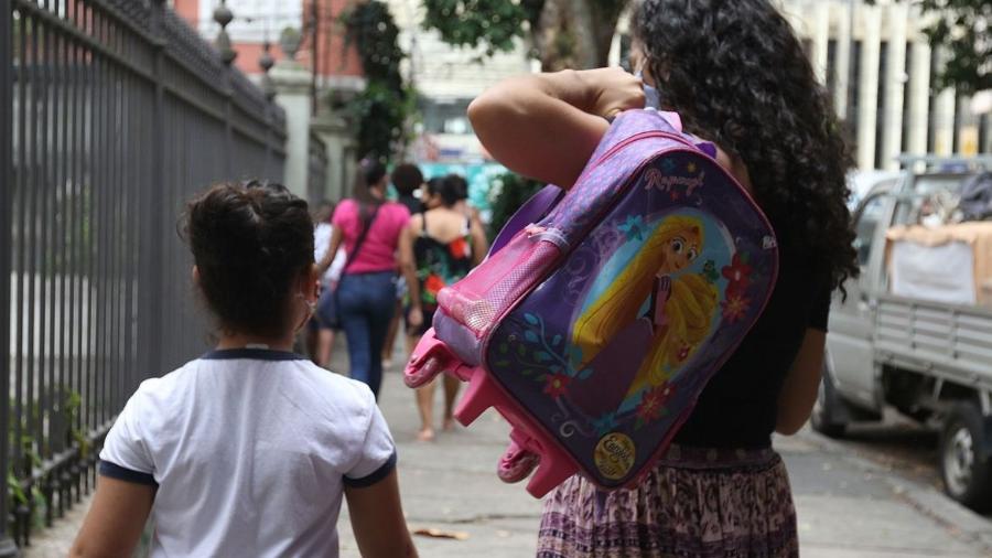 Aluna chegando à escola - Tânia Rêgo/Agência Brasil