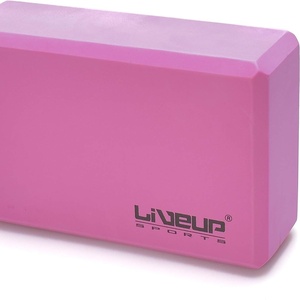 Denise Rocha posa completamente nua em poses de yoga