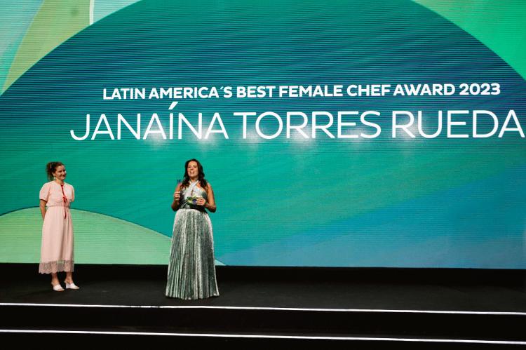 A melhor chef da América Latina, Janaína Torres Rueda, recebendo o prêmio no 2023 Latin America's 50 Best Restaurants no Copacabana Palace, no Rio, nesta terça (28)