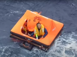 Vídeo: Brasileiro é resgatado em alto-mar após naufrágio e morte de capitão