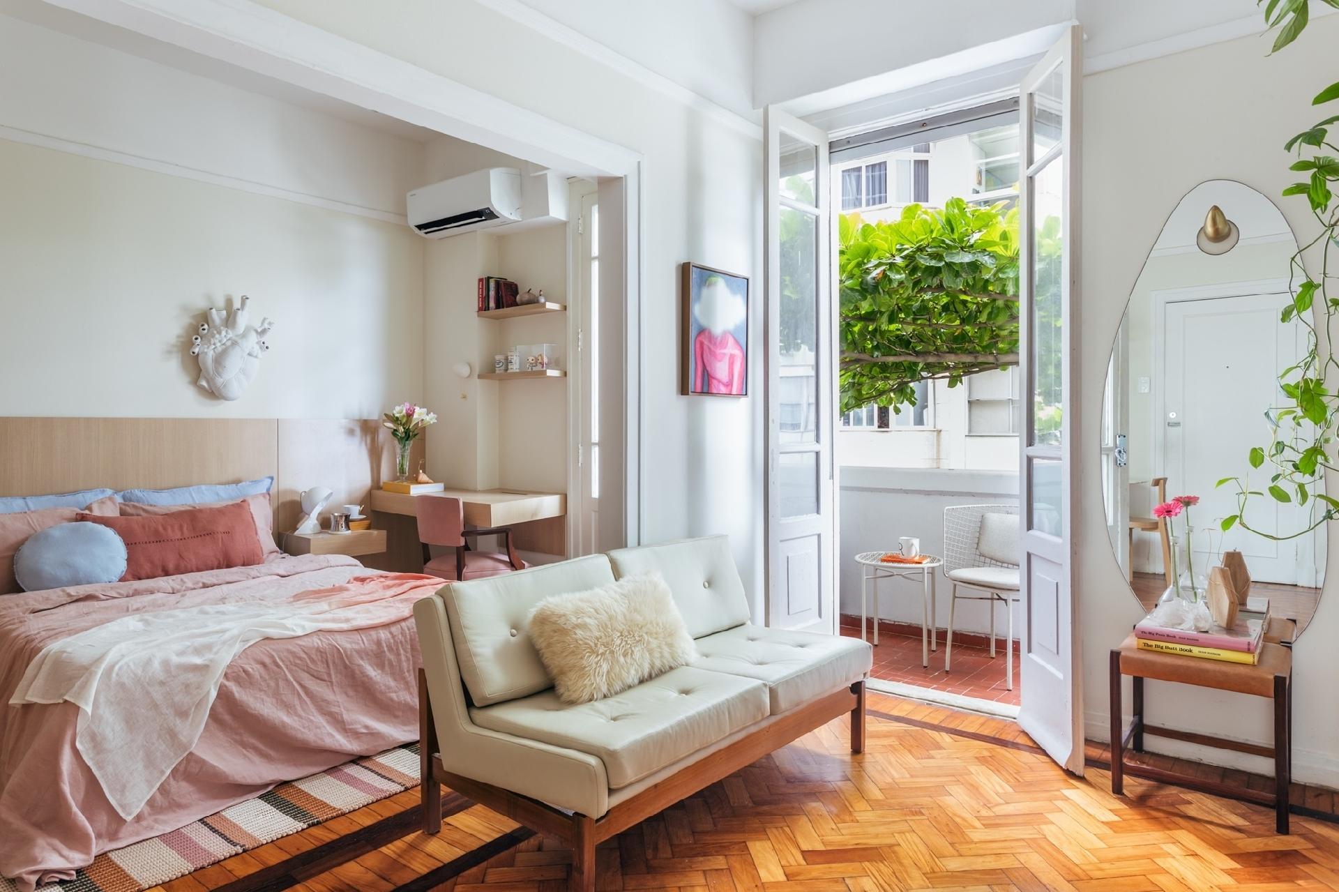 Quarto e sala de estar se integram sem problemas. "No início, pensei em separar esses dois cômodos com portas de correr, mas depois decidi manter tudo aberto por ser mais funcional no dia a dia", explica Consoli. Assim, mais luz natural entra por todo o living. - Luiza Schreier/Divulgação