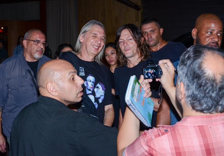 Norman Reedus é recebido por fãs em hotel de São Paulo Norman Reedus é recebido por fãs em hotel de São Paulo