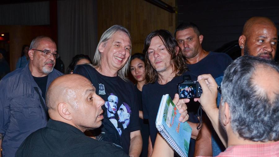 Norman Reedus é recebido por fãs em porta de hotel em São Paulo