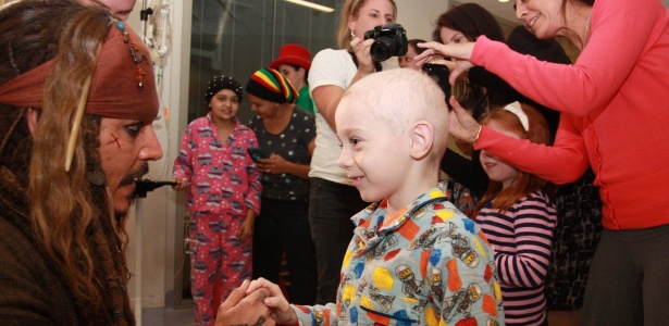Johnny Depp cumprimenta criança com câncer na Austrália