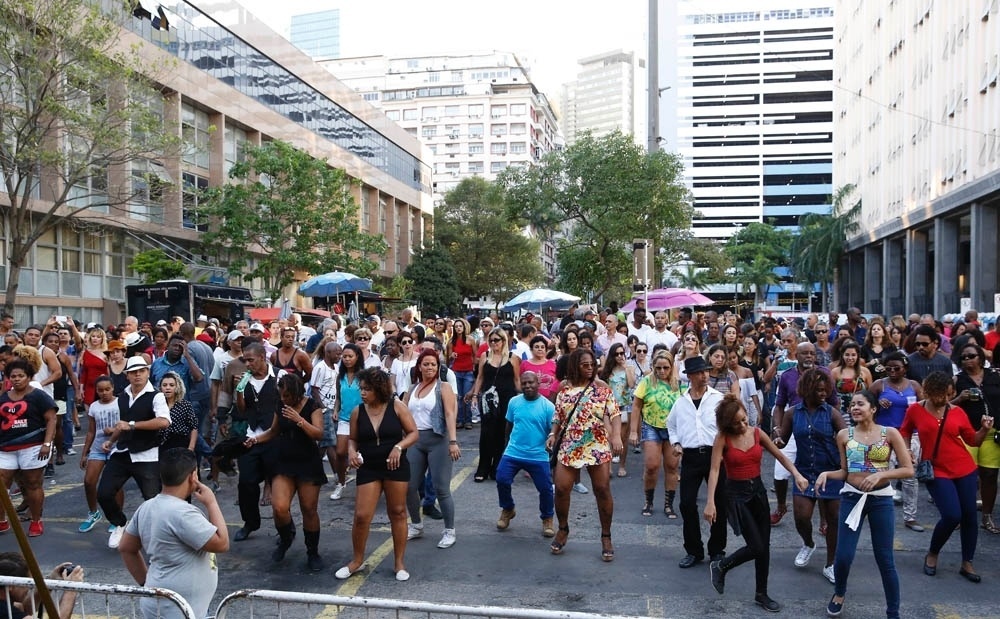 29.ago.2015 - Na tarde deste sábado o Tribunal de Justiça do Rio promove um baile charme em frente a sede no centro da cidade. - Marcos Pinto/UOL