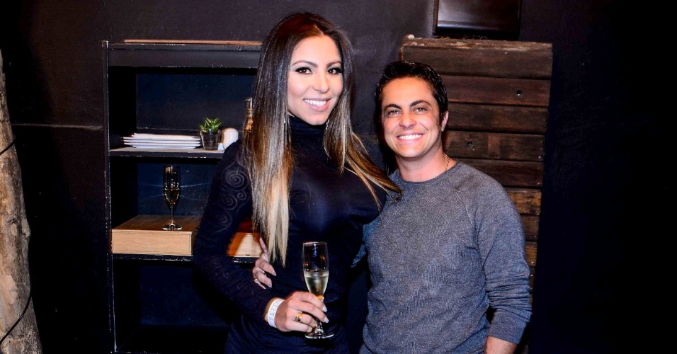 3.set.2015- Thammy festeja seus 33 anos com a namorada, Andressa Ferreira, em restaurante no bairro dos Jardins, em São Paulo