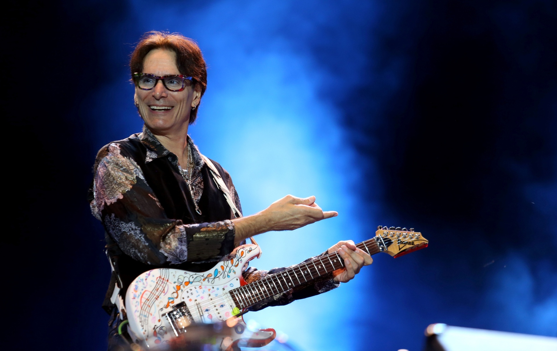25.set.2015 - O guitarrista Steve Vai se apresenta com a Camerata Florianópolis, fechando o palco Sunset, durante o quinto dia do festival Rock in Rio 2015. - Fábio Motta/Estadão Conteúdo