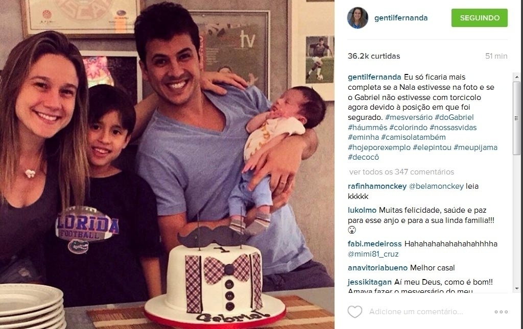 28.set.2015- Fernanda Gentil comemora um mês do filho Gabriel com direito a bolinho ao lado do marido Matheus e do afilhado Lucas. "Eu só ficaria mais completa se a Nala estivesse na foto e se o Gabriel não estivesse com torcicolo agora devido à posição em que foi segurado. Mesversário do Gabriel. Há um mês colorindo nossas vidas e minha camisola também. Hoje por exemplo ele pintou meu pijama de cocô", escreveu a apresentadora no Instagram - Reprodução/Instagram
