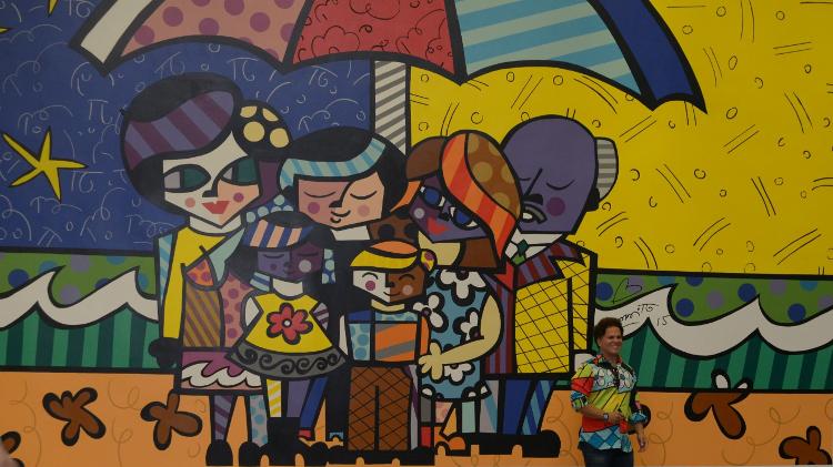 25.out.2015 - O artista Romero Britto participou na manhã deste domingo (25) da inauguração de seu maior painel que ficará exposto na Escola José Antonio Bortolozzo - Divulgação - Divulgação