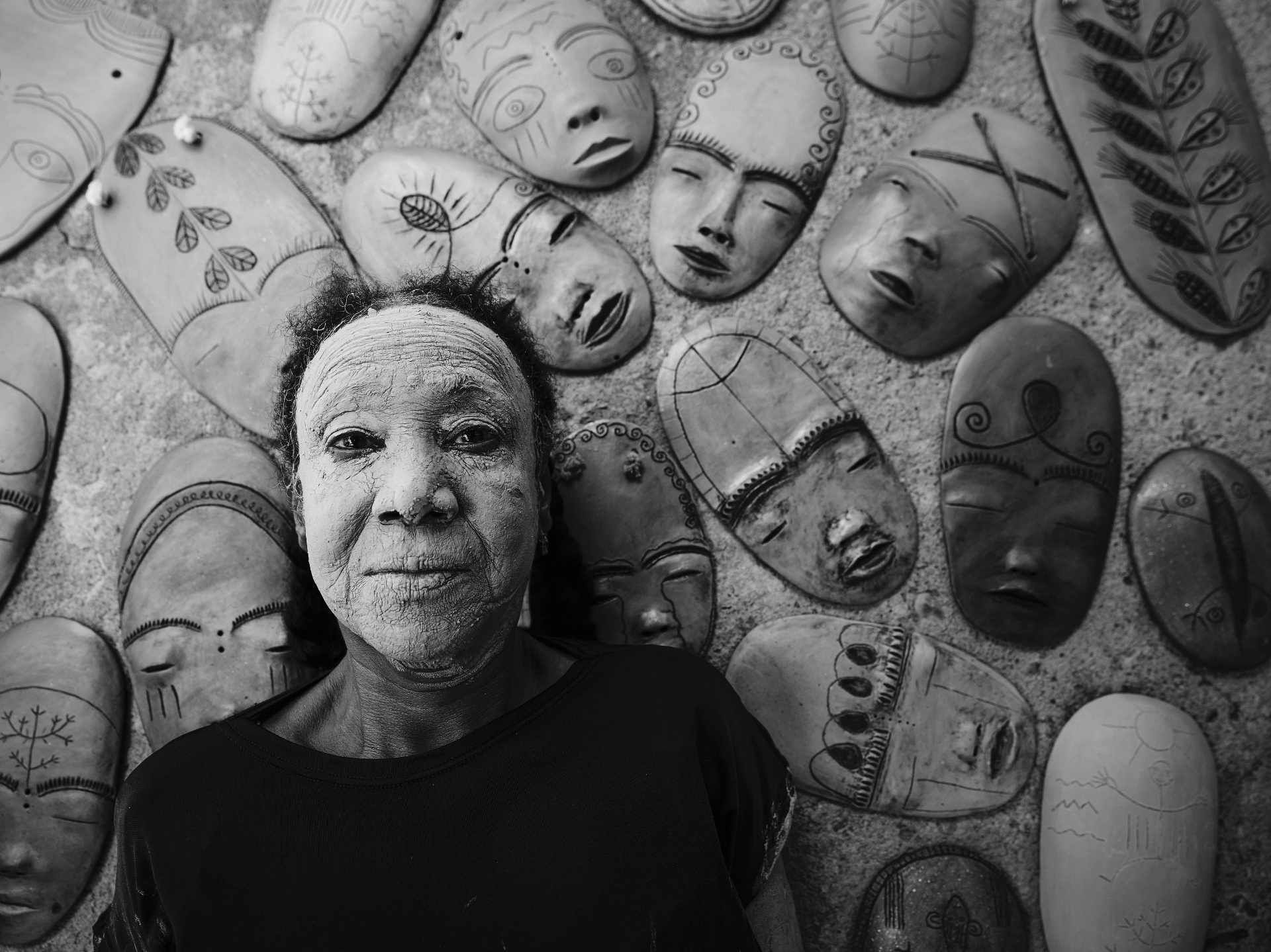 13.nov.2015 - Fotografia de Maurício Nahas parte da exposição "Do Pó da Terra" no Museu Afro, em São Paulo. Na foto, a artista Lira Marques - Maurício Nahas