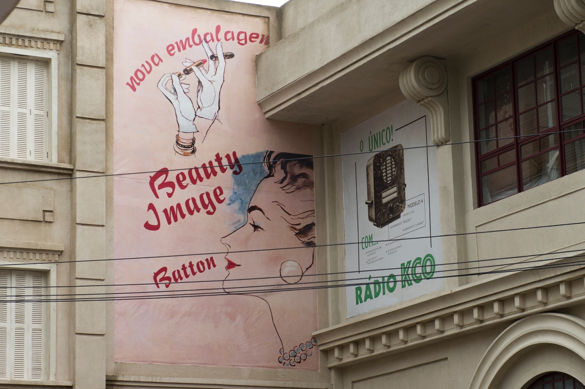 Detalhes de publicidade reproduzida nos prédios da cidade cenográfica de "Êta Mundo Bom" - Estevam Avellar/TV Globo