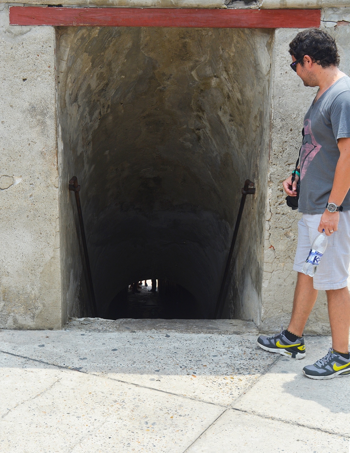 No Castelo de San Felipe, os turistas descobrem os truques que a fortaleza tinha para que os soldados pudessem ver os invasores antes de serem notados. Repare, no centro da foto, que do alto do forte dá para ver os pés de quem está chegando - Denise de Almeida/UOL