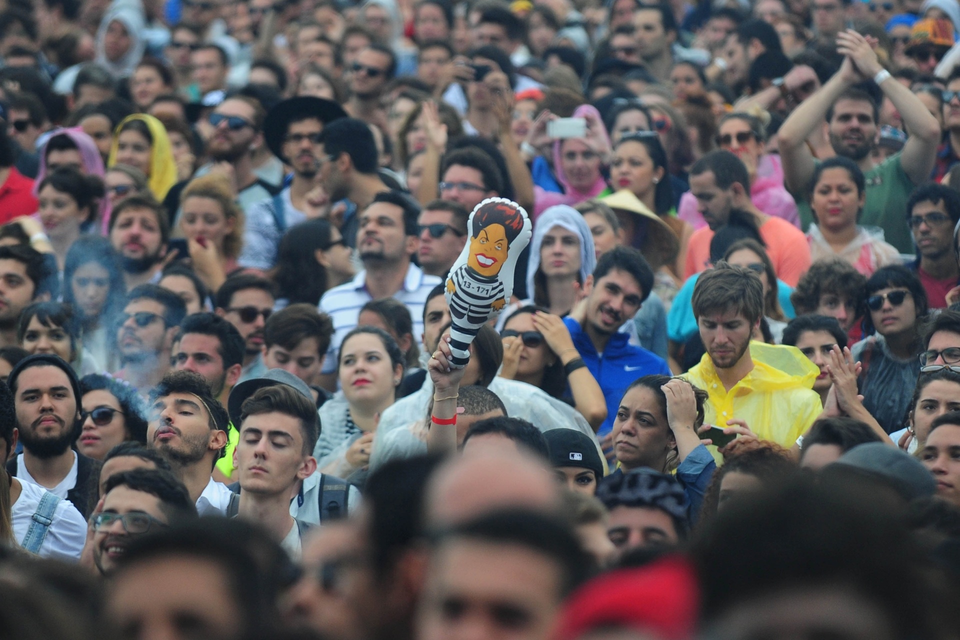13.mar.2016 - Fãs protestam com bonecos da presidente Dilma Rousseff no segundo dia do Lollapalooza Brasil 2016 - Junior Lago/UOL