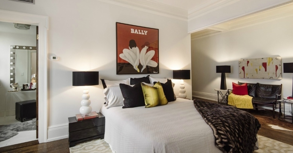 Em um dos dormitórios, a paleta é neutra e reservao aos detalhes as cores mais quentes, como em almofadas e quadros. A cobertura que pertence à atriz Uma Thurman, está à venda por R$ 22 milhões, em Nova York, nos EUA