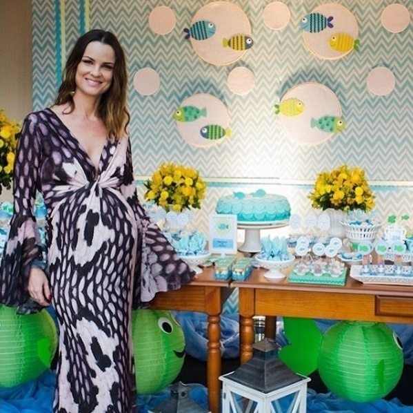 15.jun.2016 - Com um barrigão de 37 semanas de gravidez, Carolina Kasting posa sorridente no chá de bebê do caçula. "Agora é só esperar ele chegar!", escreveu a atriz, que também é mãe de Cora, 11 anos - Reprodução/Instagram/kastingcarolina