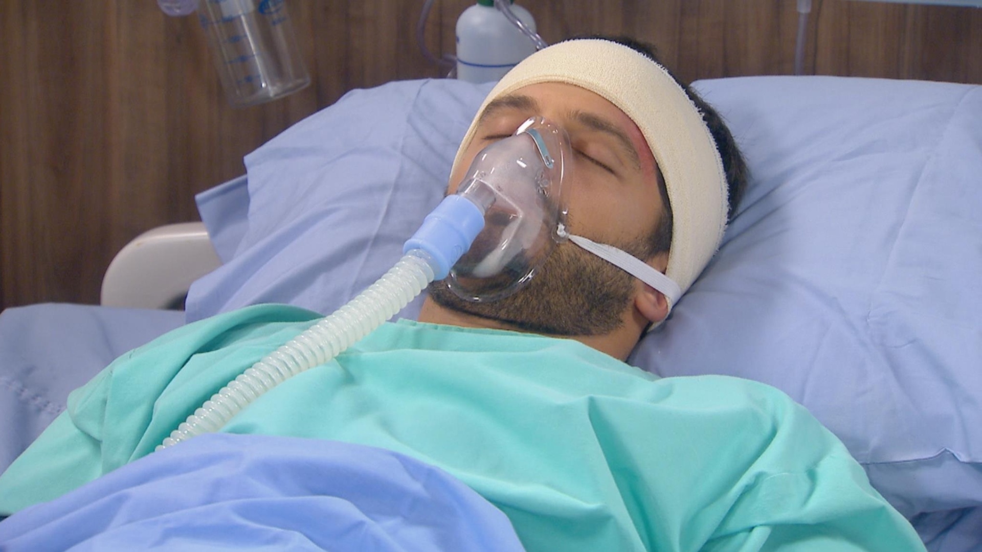 Em "Cúmplices de um Resgate", Otávio (Duda Nagle) consegue ser salvo a tempo do acidente e é internado em coma induzido. Regina (Maria Pinna), disfarçada de enfermeira com uma peruca loira, entra no hospital para desligar os aparelhos que o mantém vivo. A cena irá ao ar nesta quinta-feira (30), no SBT - Reprodução/SBT