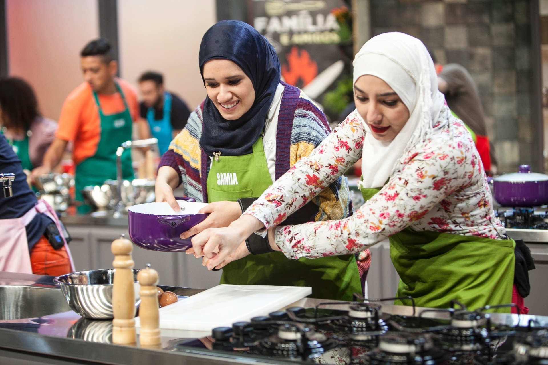 Participantes do "Batalha dos Cozinheiros" se enfrentam na primeira prova oficial do programa. No desafio, eles devem fazer uma massa com as mãos amarradas - Edu Moraes/Record