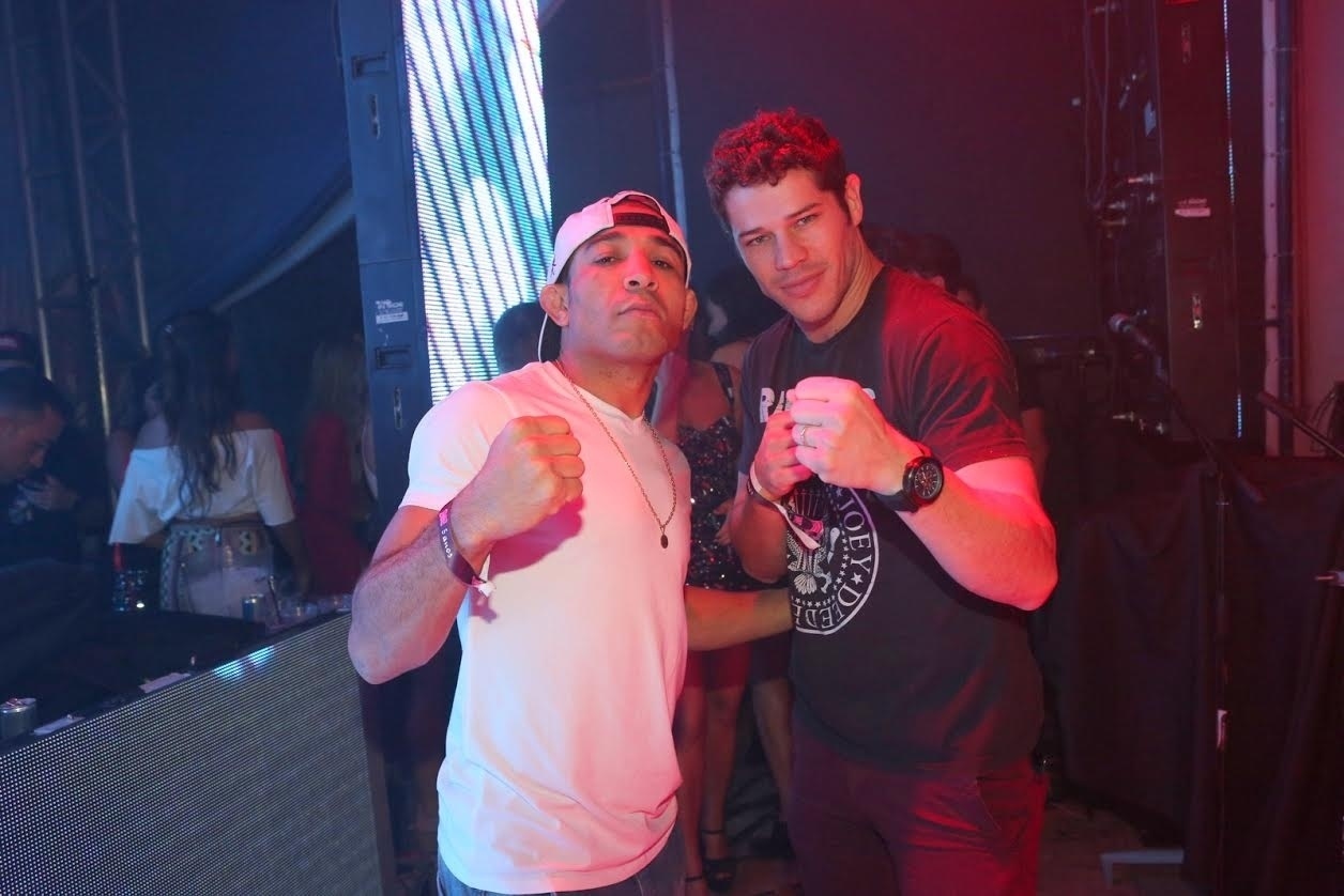 16.jul.2016 - Ator José Loreto com o lutador de muay thai José Aldo - Reginaldo Teixeira/CS Eventos Divulgação