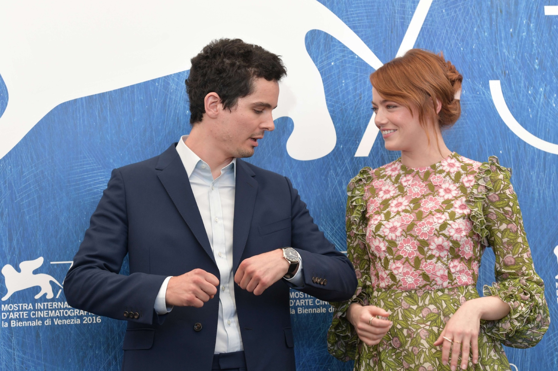 31.ago.2016 - Emma Stone posa ao lado do diretor Damien Chazelle no tapete vermelho de "La La Land", no Festival de Veneza - Tiziana Fabi/AFP