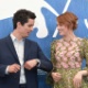 31.ago.2016 - Emma Stone posa ao lado do diretor Damien Chazelle no tapete vermelho de "La La Land", no Festival de Veneza - Tiziana Fabi/AFP