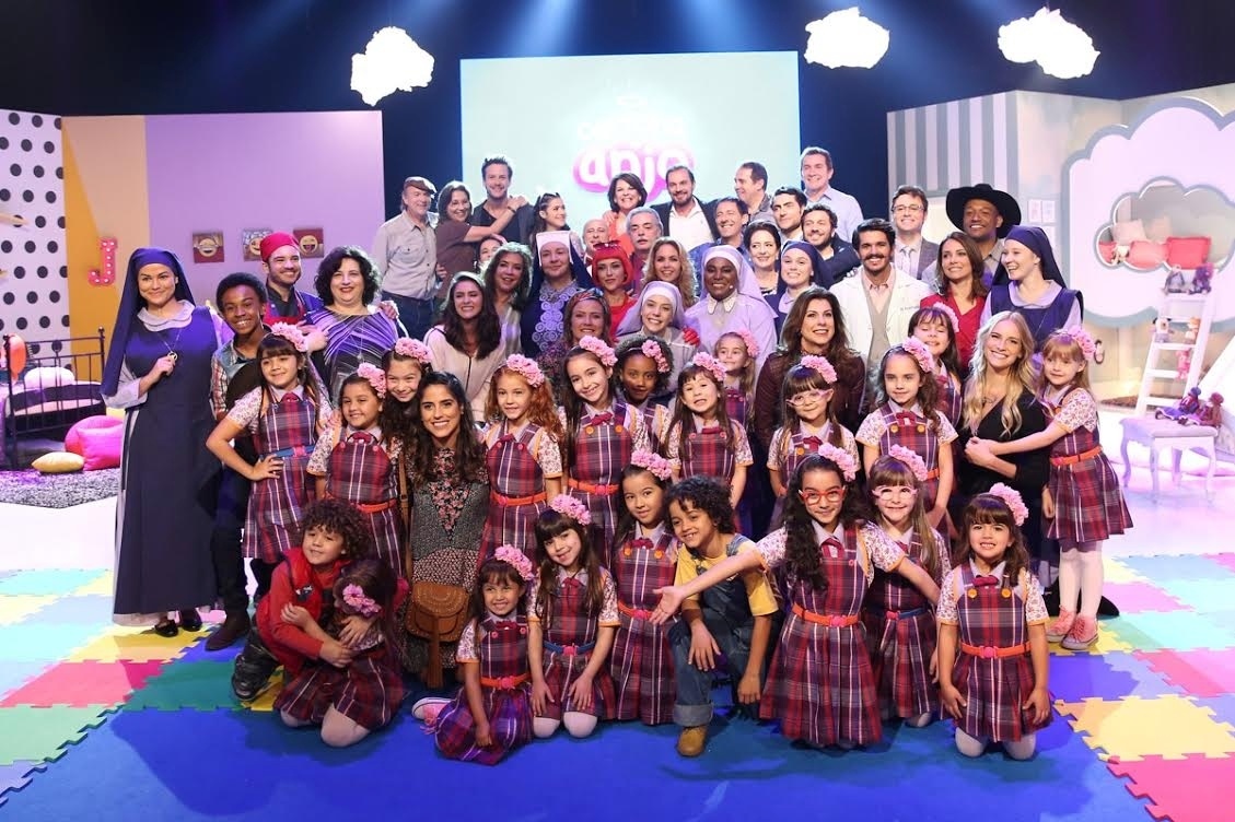 9.nov.2016 - Elenco posa na apresentação da novela "Carinha de Anjo" - Manu Scarpa/Brazil News