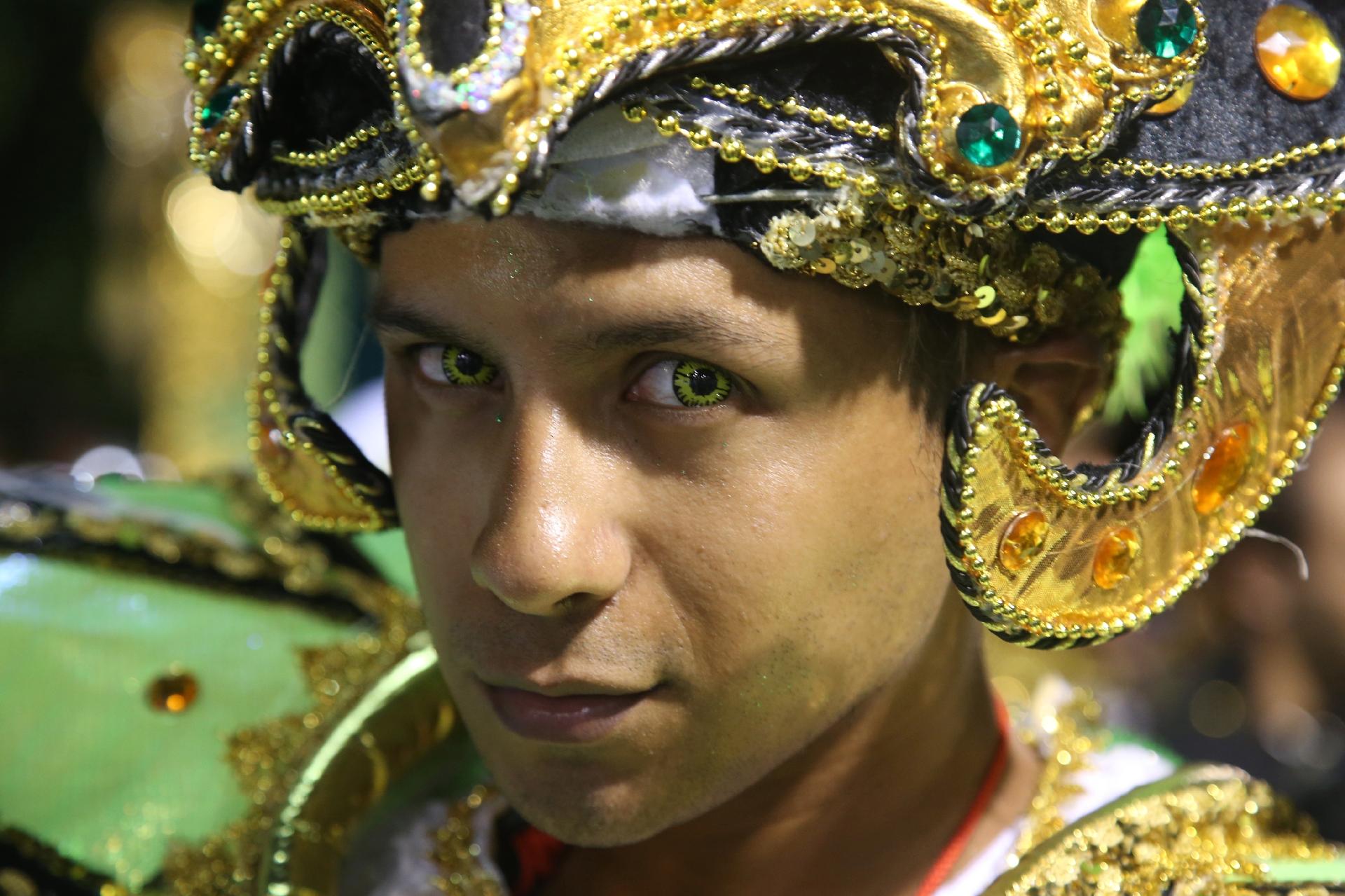 Integrantes da Mocidade Independente de Padre Miguel concentram antes de entrar na Sapucaí, que traz para a avenida o enredo "As Mil e Uma Noites de uma Mocidade pra lá de Marrakesh" - Júlio César Guimarães/UOL