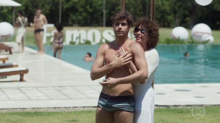 Tetê (Cláudia Alencar) agarra Léo Régis (Rafael Vitti) em cena de "Rock Story" - Reprodução/TV Globo - Reprodução/TV Globo