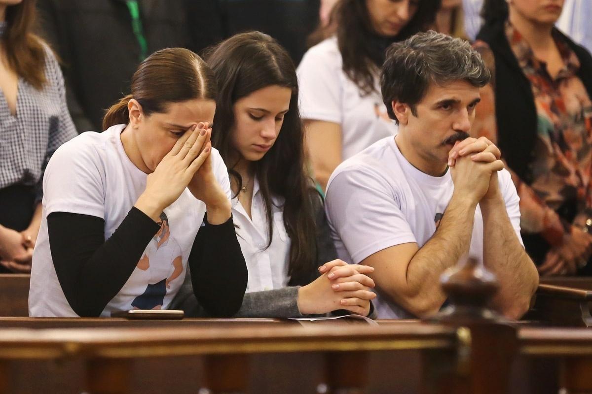 Claudia Raia, a filha Sophia e o namorado Jarbas Homem de Mello rezam na missa de sétimo dia de Marcos Tumura na Igreja Nossa Senhora do Brasil, no bairro dos Jardins, em São Paulo. O ator foi vítima de um infarto fulminante aos 49 anos - Manuela Scarpa/Brazil News