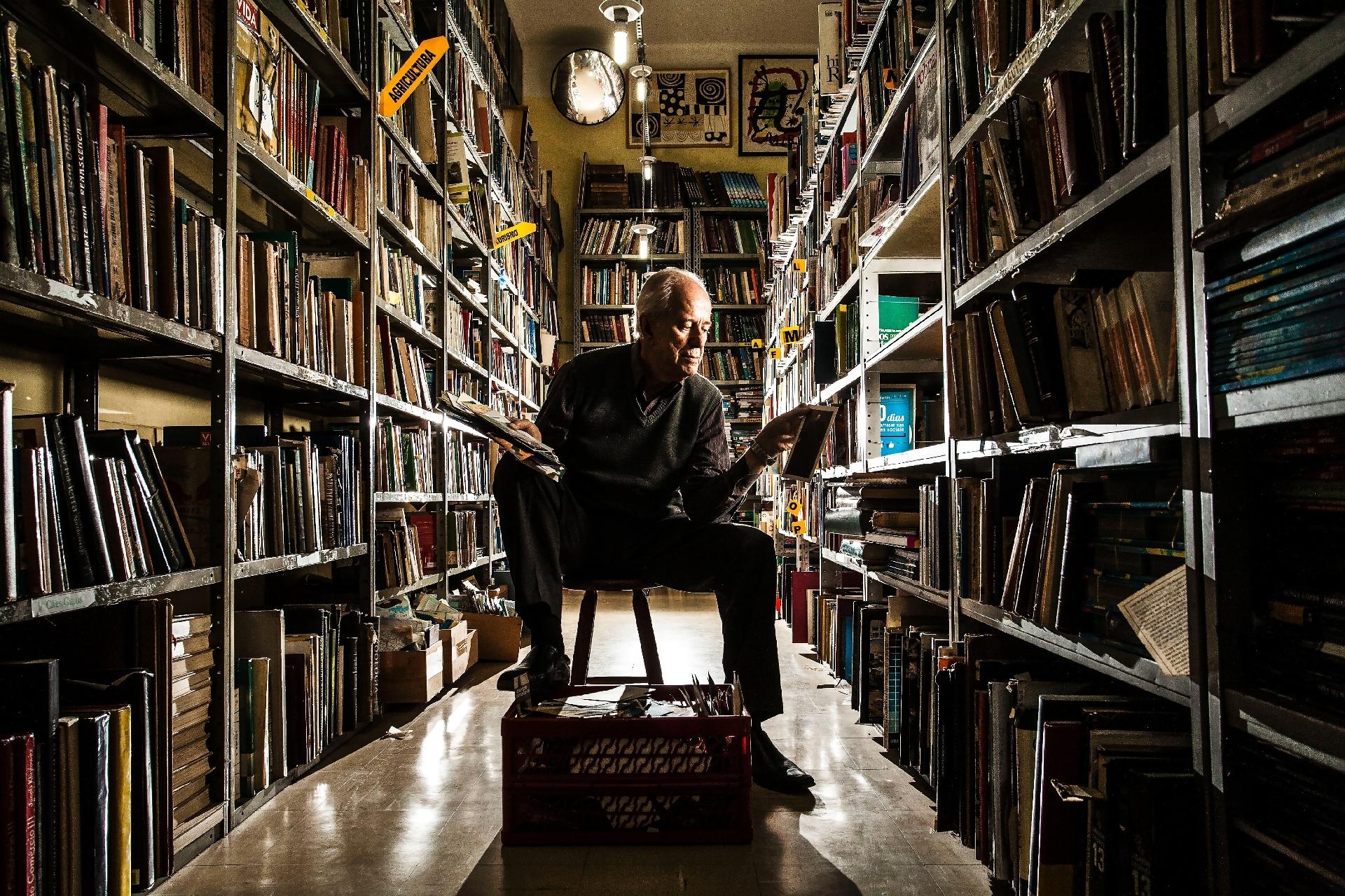 Seu Messias Antonio Coelho, dono do Sebo do Messias, já encontrou fotos, dinheiro, cartas e outras preciosidades dentro dos livros - Fernando Moraes/UOL