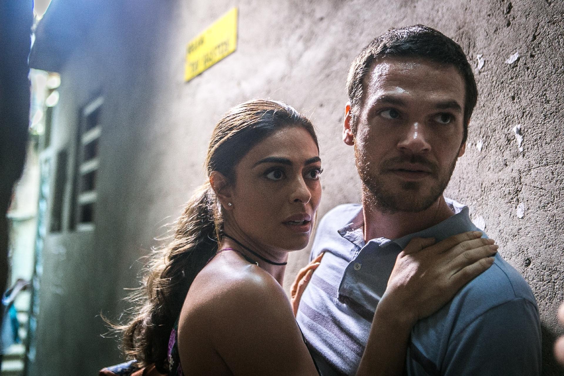 Bibi (Juliana Paes) ajuda Rubinho (Emilio Dantas) a fugir da prisão em "A Força do Querer" - Raquel Cunha/TV Globo