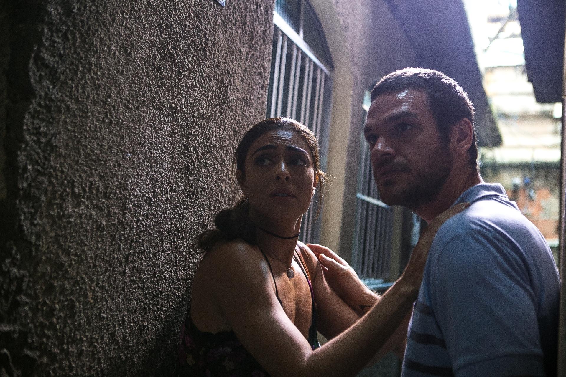Bibi (Juliana Paes) ajuda Rubinho (Emilio Dantas) a fugir da prisão em "A Força do Querer" - Raquel Cunha/TV Globo