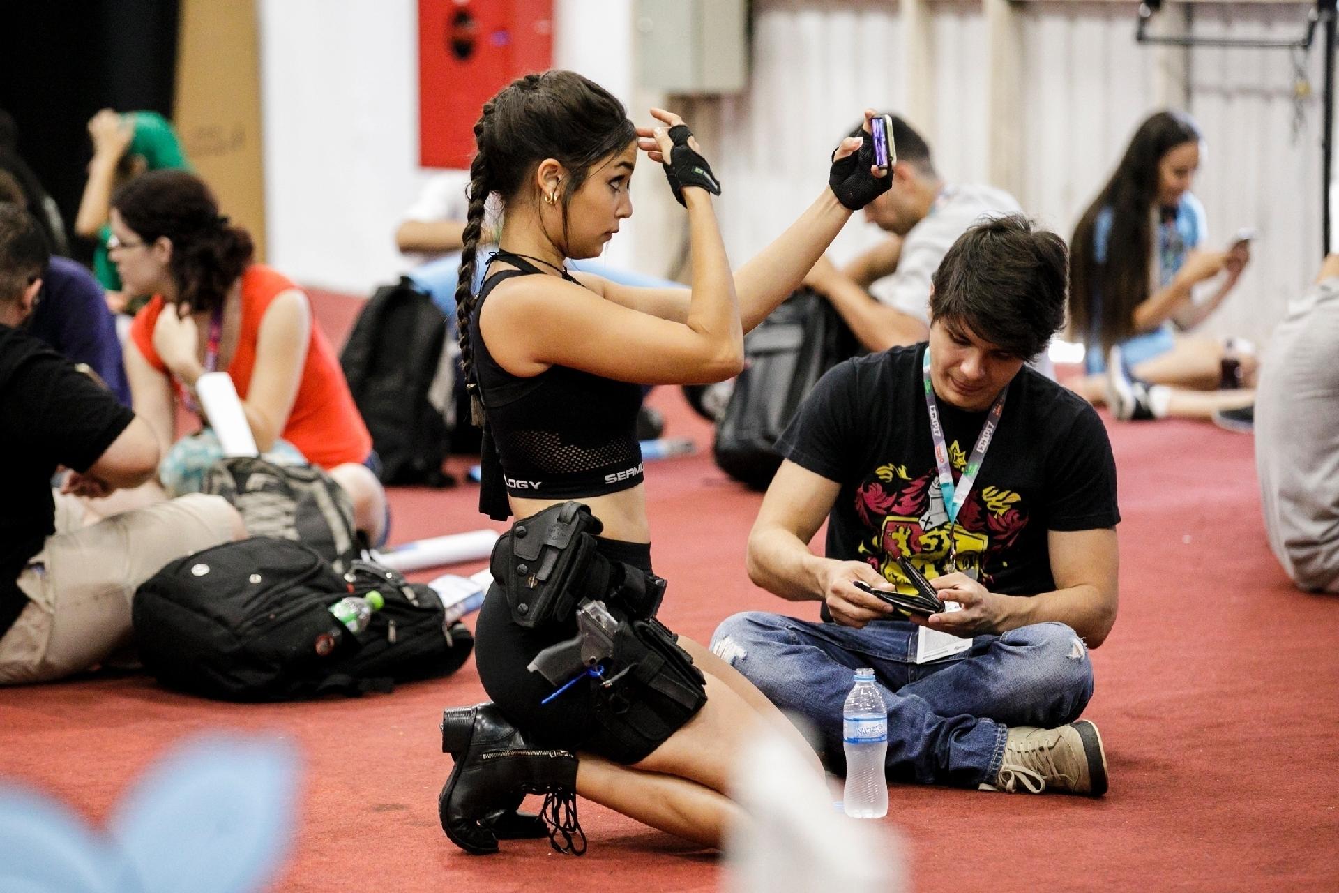 Lara Croft sabe bem que, hoje em dia, com as câmeras invertidas no celular, ninguém precisa mais de espelho - Mariana Pekin/UOL