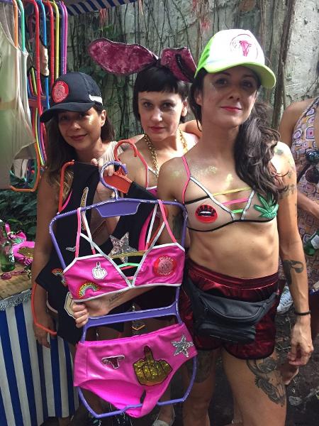 As designers Kênia Felipe, Layana Thomaz e Maíra Nascimento e seus tops e bodies feministas na feira Saturnália, no Rio - Giovani Lettiere/UOL
