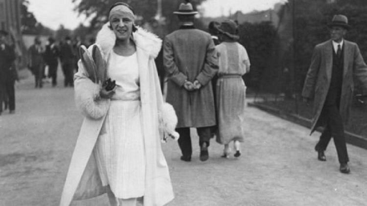 A jogadora de tênis Suzanne Lenglen ganhou a medalha de ouro na competição feminina na Olimpíada de 1920 e representou a mulher esportiva dos anos 1920 - Wikipedia - Wikipedia