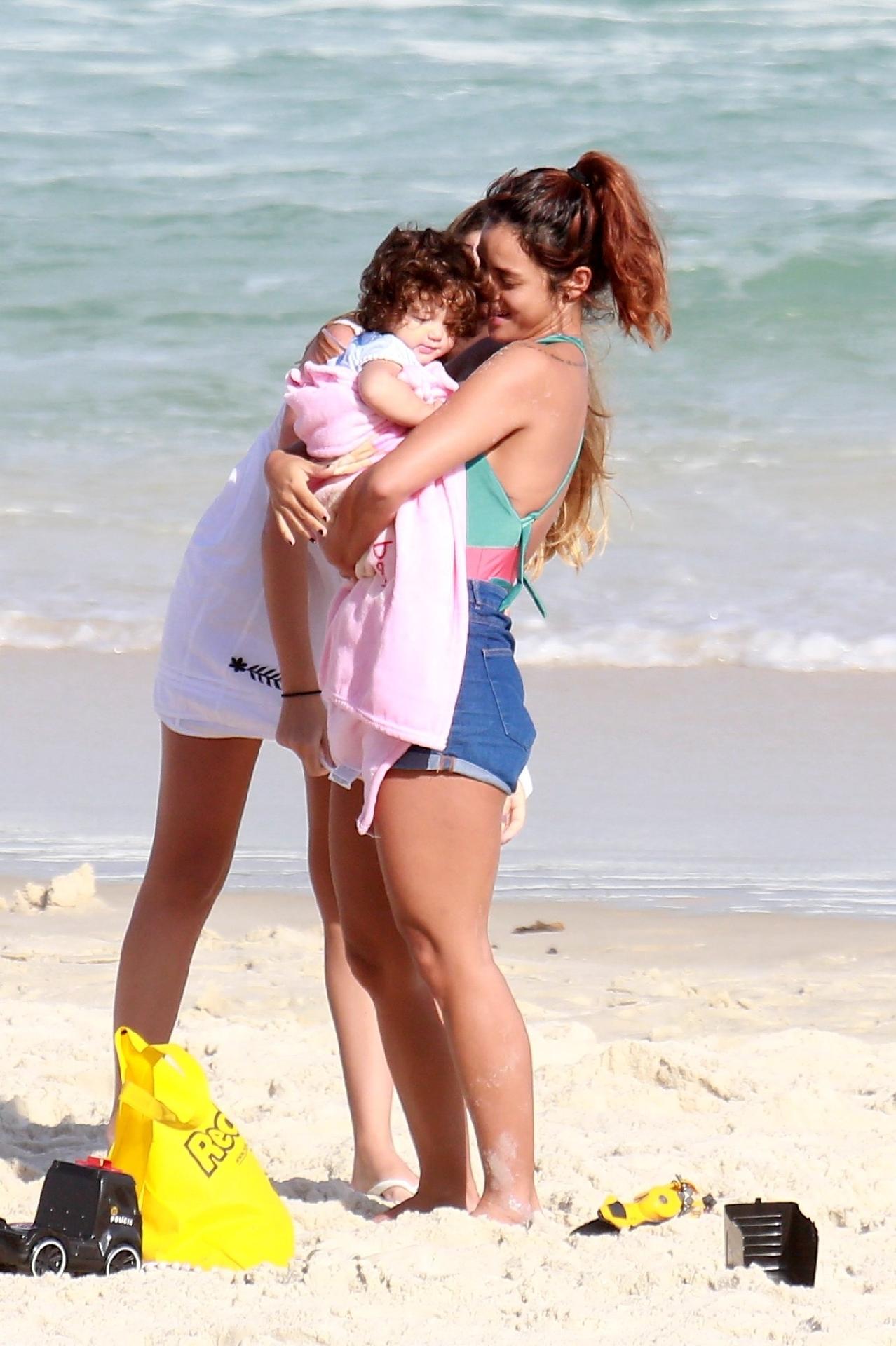 Yanna Lavigne dá colinho para a pequena Madalena em passeio na praia - AgNews