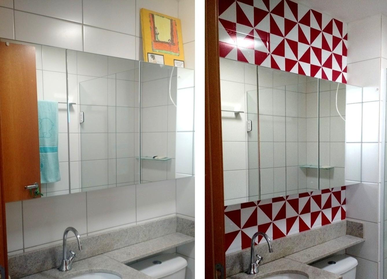 Além de ser prático de aplicar, o adesivo vinílico é mais econômico do que uma troca de revestimento e não gera entulho e nem barulho. Aqui, neste projeto da arquiteta Carla Maciel, o revestimento foi aplicado ao redor do espelho do banheiro com o objetivo de destacá-lo. Se enjoar, como explica a própria arquiteta, basta puxá-lo, que ele sai com facilidade e sem danificar a cerâmica - Carla Maciel Arquitetura/ Divulgação