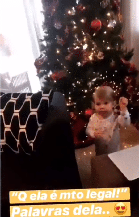 Melinda Teló se divertiu ao ajudar a mamãe, Thais Fersoza, a montar a árvore - Reprodução/Instagram