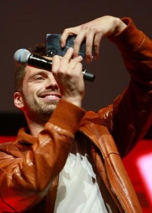 Sebastian Stan tira foto do público brasileiro da CCXP - Iwi Onodera/UOL - Iwi Onodera/UOL
