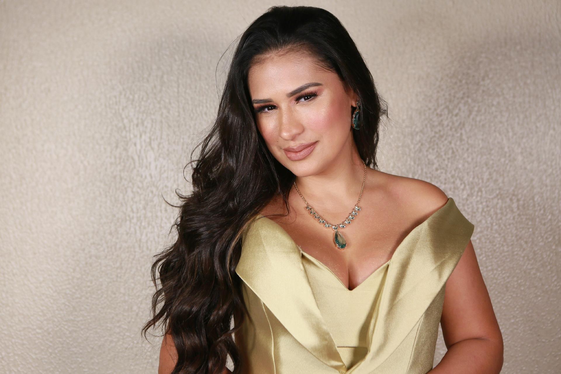 Simone posa nos bastidores de show em Fortaleza - Iwi Onodera/Brazil News