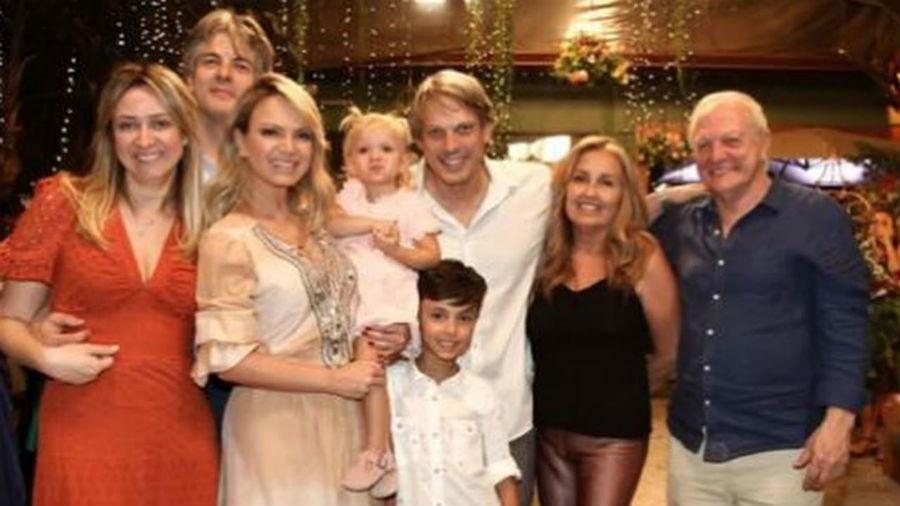 Eliana com os filhos e o marido, Adriano Ricco, e outros familiares - Reprodução/Instagram