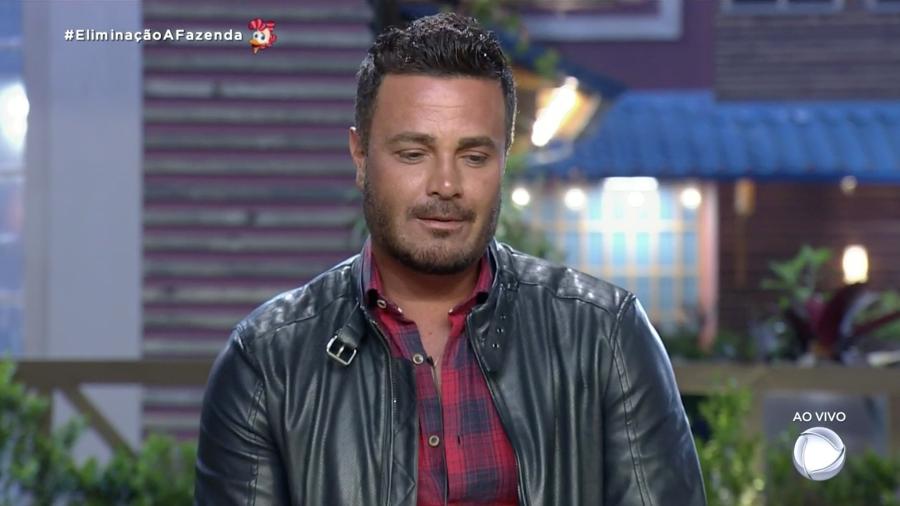 Rodrigo Phavanello joga corpaço e ressalta volume de sunga branca