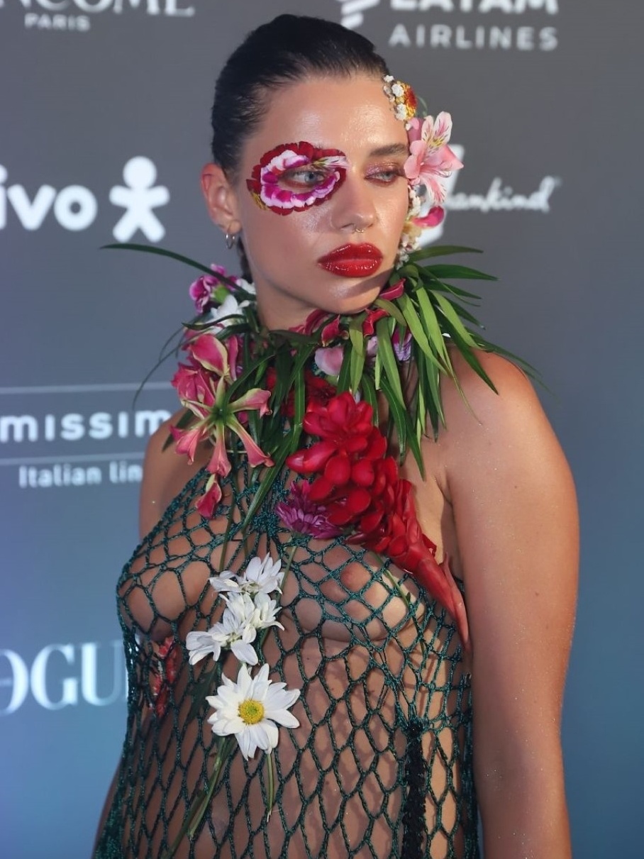 Baile da Vogue 2020: Bruna Linzmeyer ousa em look com seios à mostra