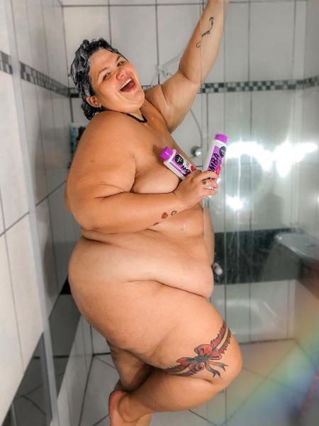 Thais Carla durante o banho - Reprodução/Instagram